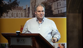 Thom Huppertz giving his inaugural lecture at ucc